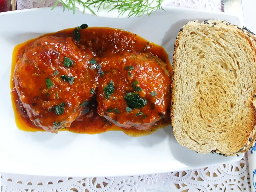 Rezept: Rinderhacksteak à la Fethiye – Fethiye Köftesi Bild Nr. 2 Rinderhacksteak à la Fethiye – Fethiye Köftesi - Rezept - Bild Nr. 2