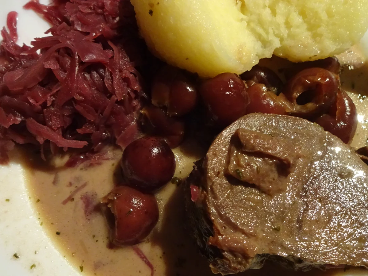 Rezept: Fleisch, Wild: Hirschrollbraten mit Kirschrahmsauce an Rotkraut und Klose Bild Nr. 3 Fleisch, Wild: Hirschrollbraten mit Kirschrahmsauce an Rotkraut und Klose - Rezept - Bild Nr. 3