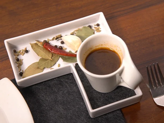 Befeuertes Standbein vom Pullovertier – Lamm mit Kartoffeln, Blumenkohl und Ananas - Rezept - Bild Nr. 2