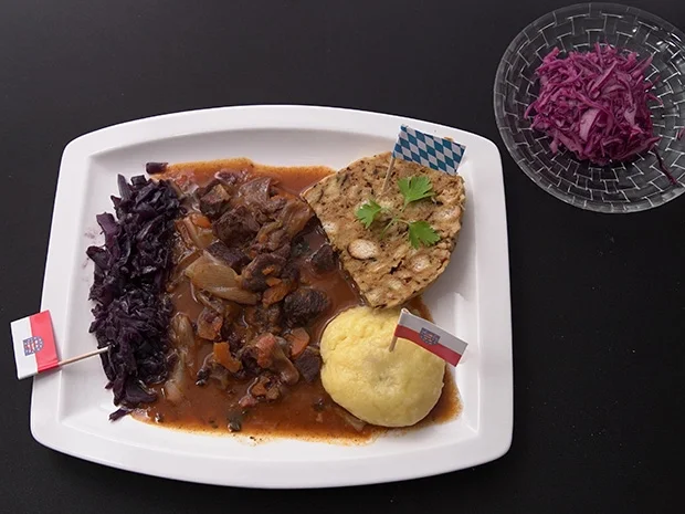 Rinderschmortopf mit Klößen und Zweierlei vom Rotkraut - Rezept - Bild Nr. 2