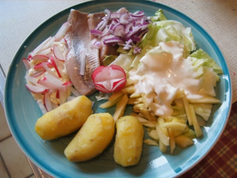 Matjesfilet mit Pellkartoffel-Drillingen und Eisbergsalat - Rezept - Bild Nr. 2