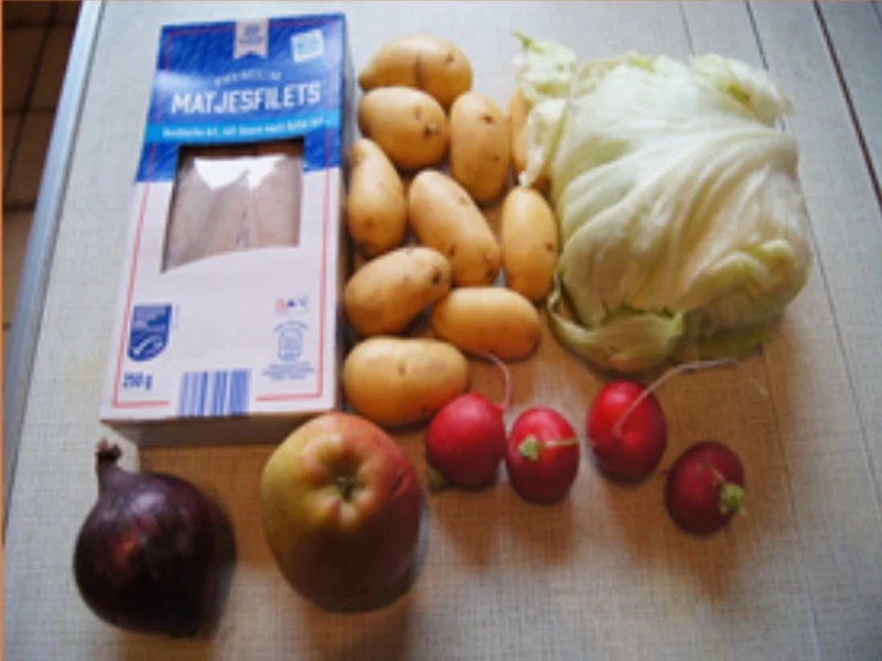 Matjesfilet mit Pellkartoffel-Drillingen und Eisbergsalat - Rezept - Bild Nr. 3