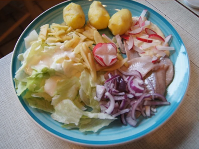 Matjesfilet mit Pellkartoffel-Drillingen und Eisbergsalat - Rezept - Bild Nr. 9