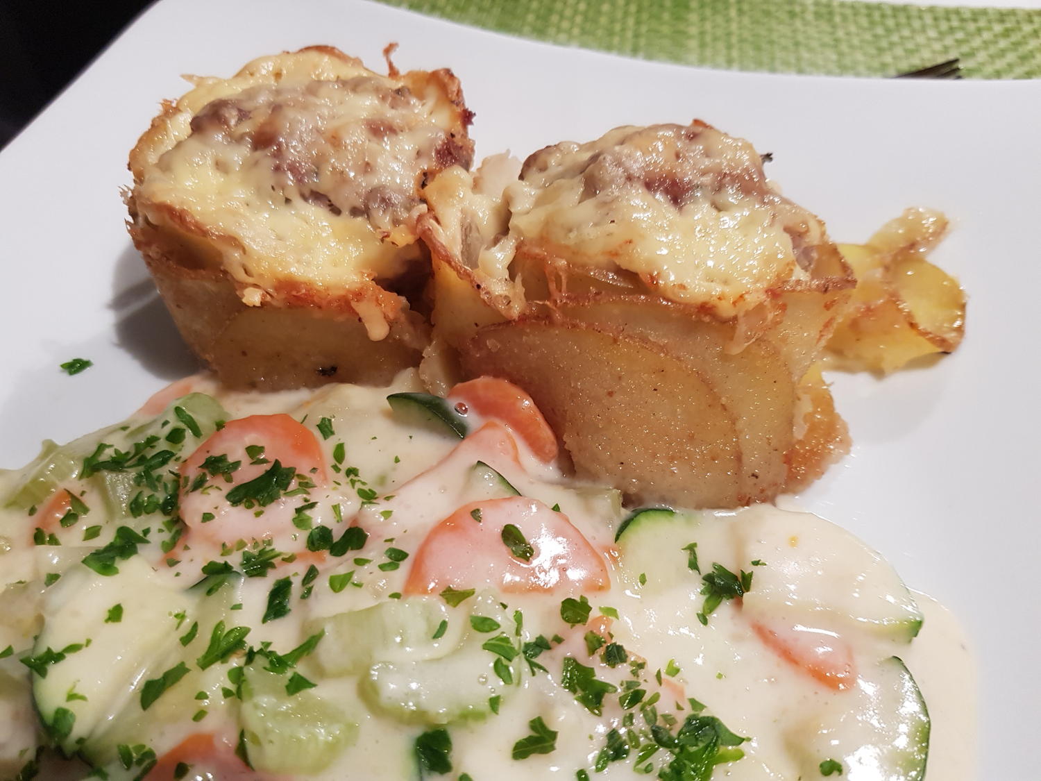 Hack-Kartoffel-Muffins mit buntem Gemüse in Schmelzkäse-Soße - Rezept ...