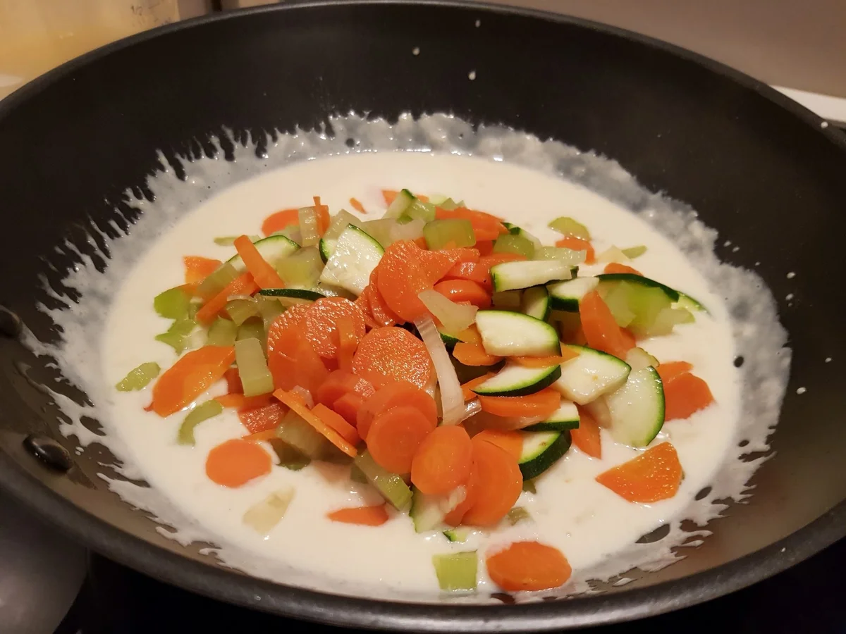 Hack-Kartoffel-Muffins mit buntem Gemüse in Schmelzkäse-Soße - Rezept - Bild Nr. 12155