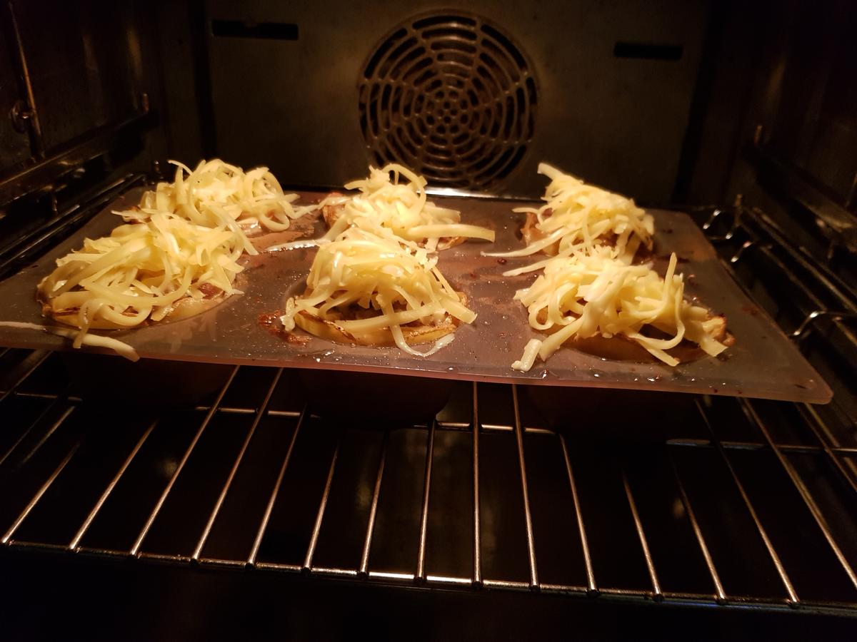 Hack-Kartoffel-Muffins mit buntem Gemüse in Schmelzkäse-Soße - Rezept - Bild Nr. 12157