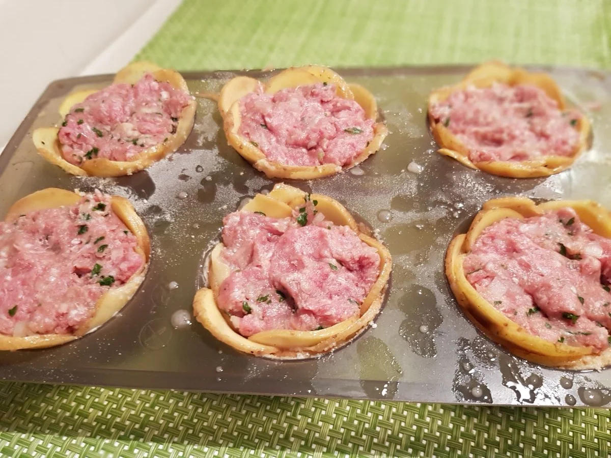 Hack-Kartoffel-Muffins mit buntem Gemüse in Schmelzkäse-Soße - Rezept - Bild Nr. 12158