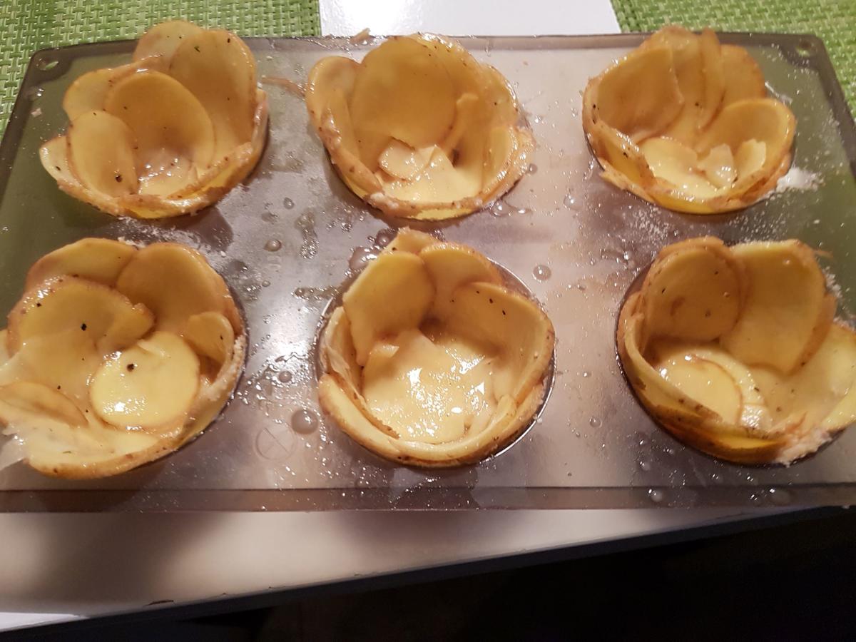 Hack-Kartoffel-Muffins mit buntem Gemüse in Schmelzkäse-Soße - Rezept - Bild Nr. 12159