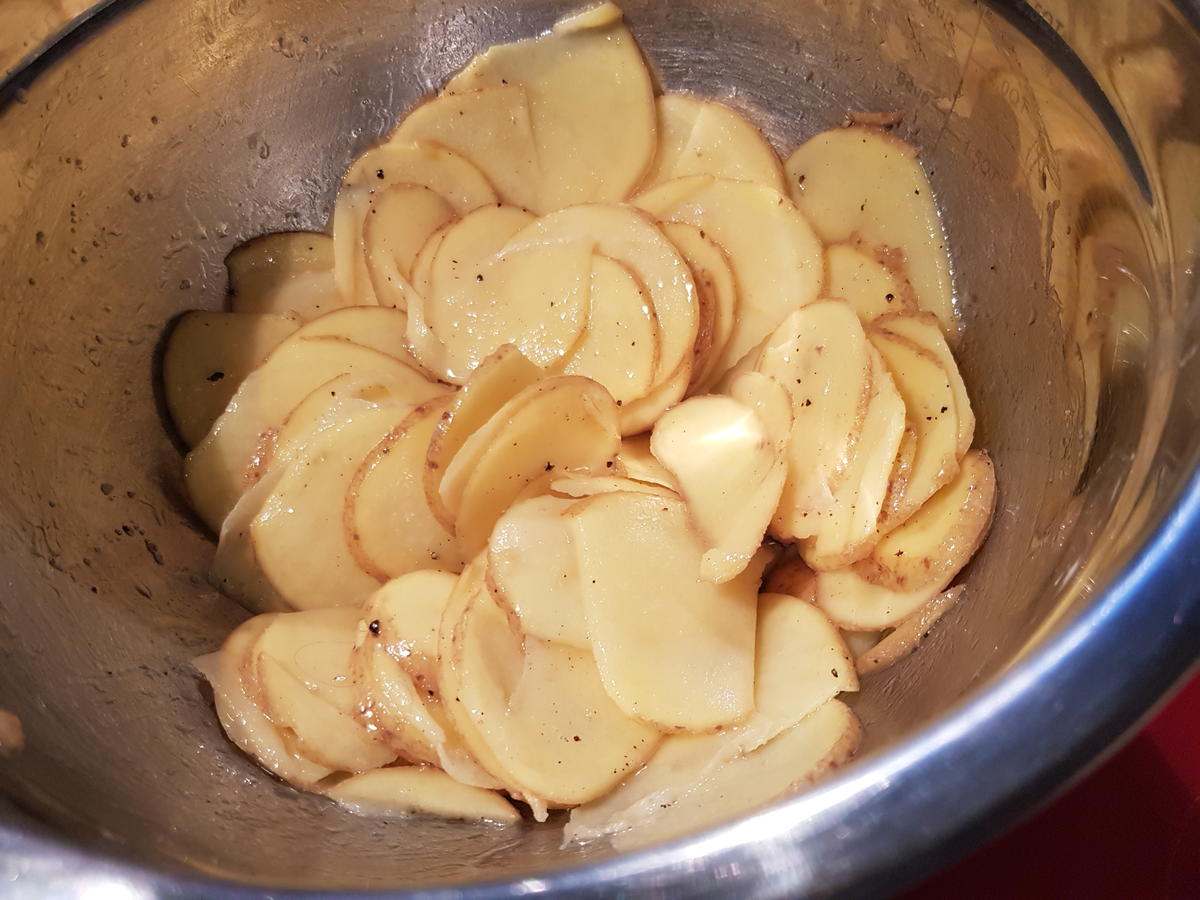 Hack-Kartoffel-Muffins mit buntem Gemüse in Schmelzkäse-Soße - Rezept - Bild Nr. 12163