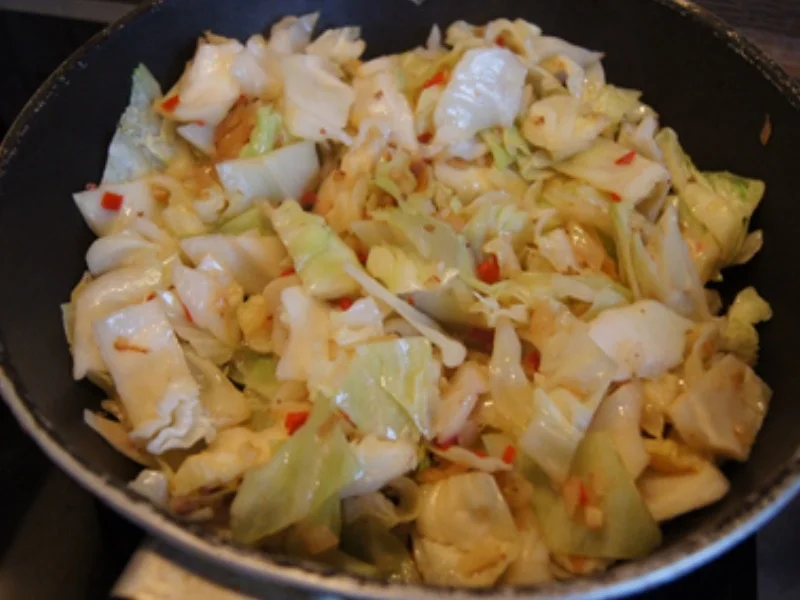 Spitzkohl-Hackfleisch-Pfanne mit Pellkartoffel-Drillingen - Rezept - Bild Nr. 12