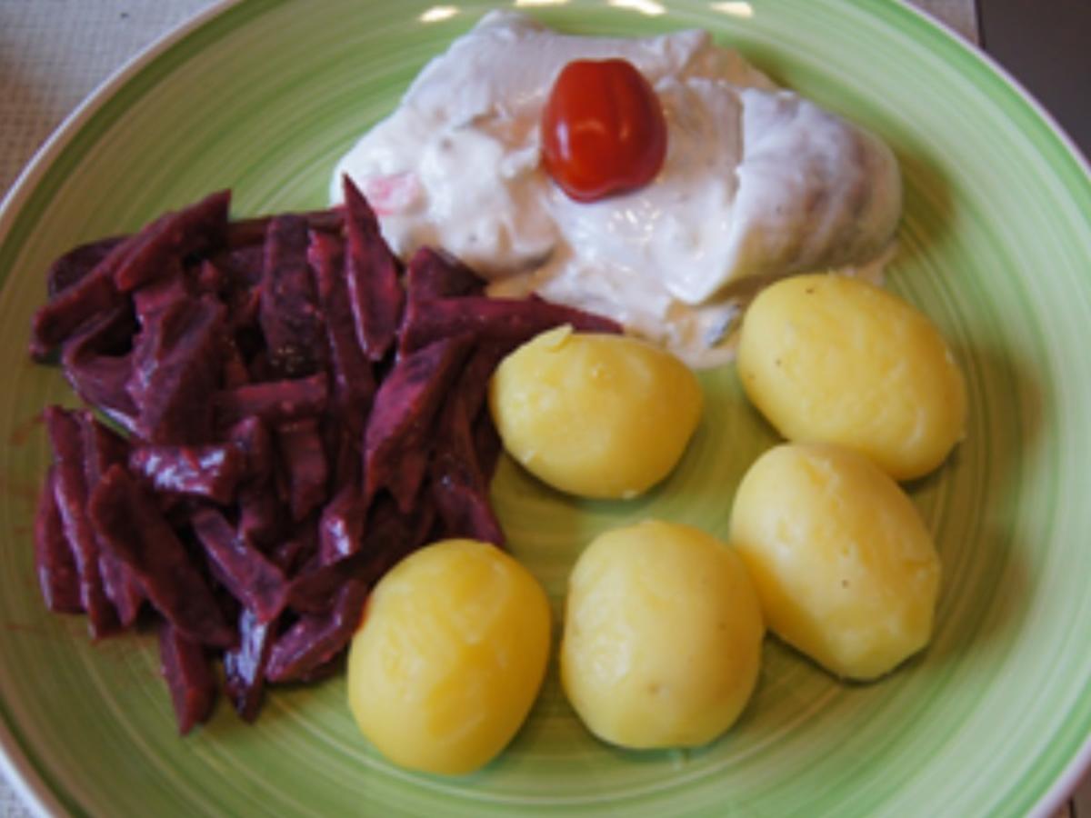 Heringsfilet in Sahnesauce mit Rote-Bete-Salat und Baby-Pellkartoffeln - Rezept - Bild Nr. 2