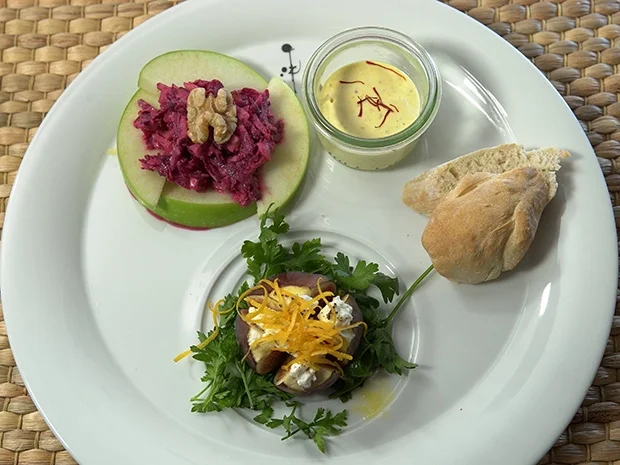 Gratinierte Feige mit Ziegenkäse, Orange und Serranoschinken, Rote-Bete-Salat - Rezept - Bild Nr. 2