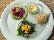 Gratinierte Feige mit Ziegenkäse, Orange und Serranoschinken, Rote-Bete-Salat - Rezept - Bild Nr. 2