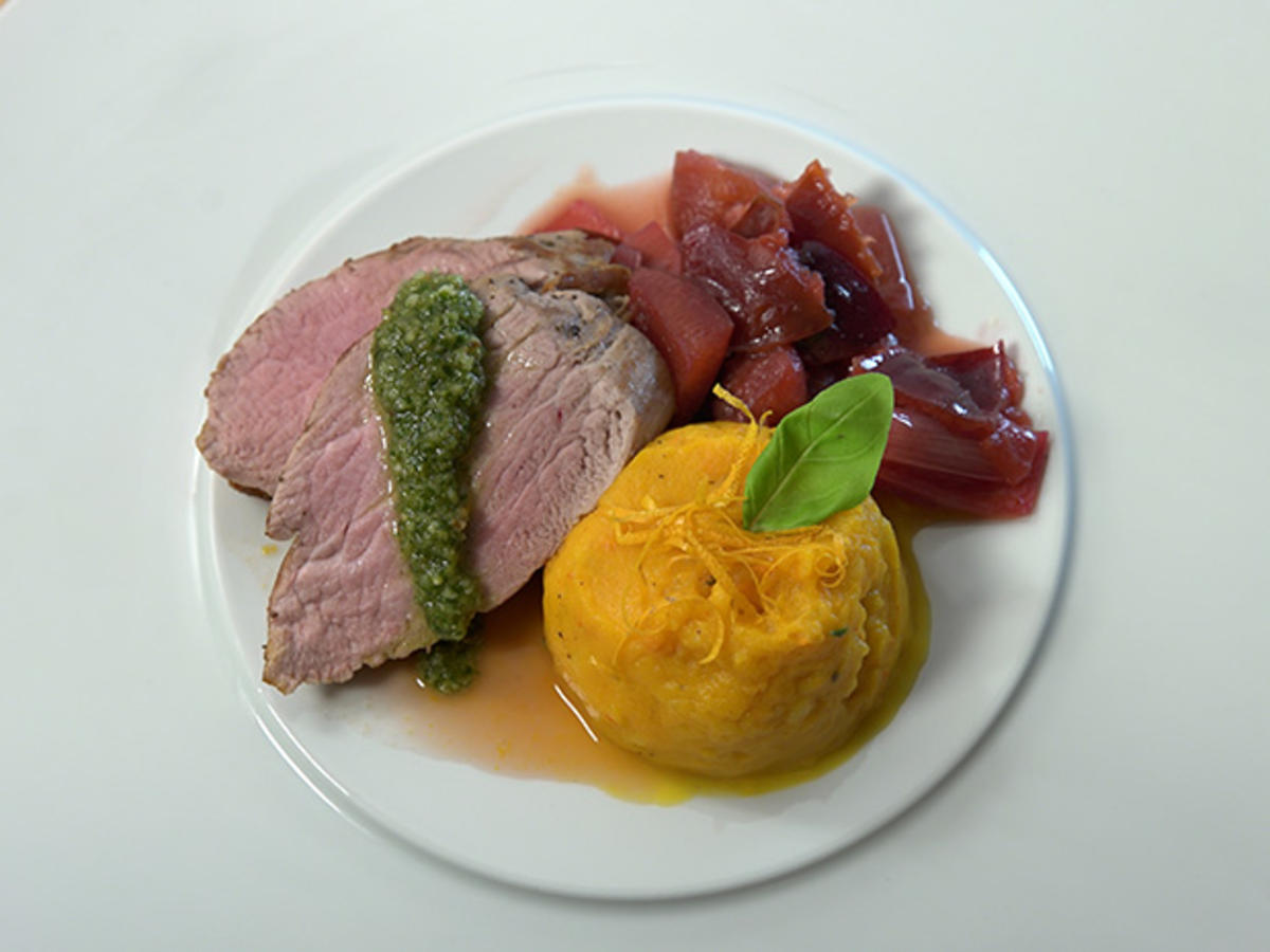 Schweinelende mit Kürbis-Kartoffelstampf und Pflaumenchutney - Rezept ...