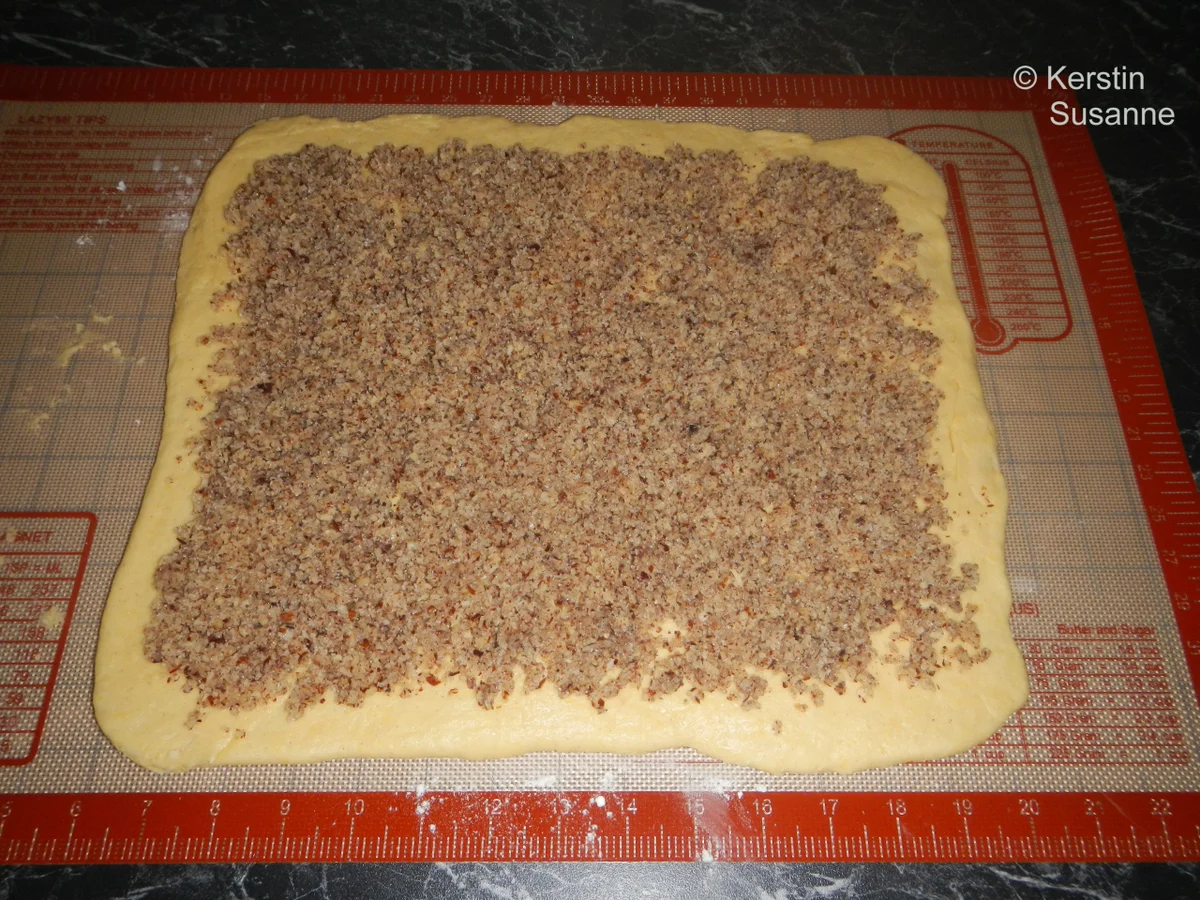 Rezept: Nuss-Stollen Bild Nr. 8 Nuss-Stollen - Rezept - Bild Nr. 8