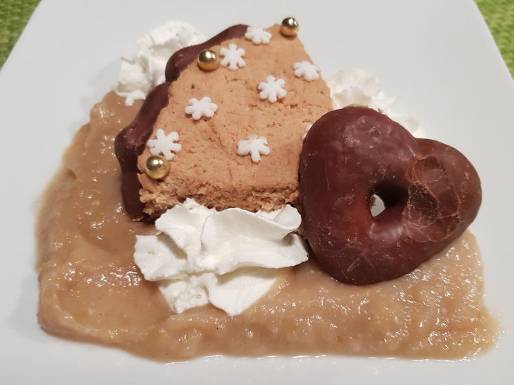 Lebkuchen-Mousse auf Bratapfelmus - Rezept - kochbar.de