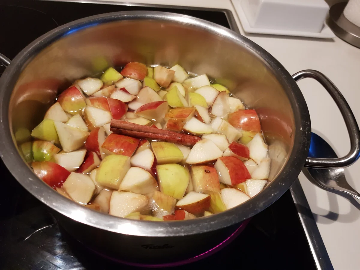 Rezept: Lebkuchen-Mousse auf Bratapfelmus Bild Nr. 6 Lebkuchen-Mousse auf Bratapfelmus - Rezept - Bild Nr. 6