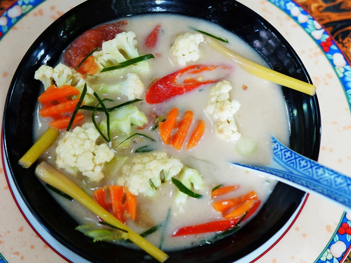 Exotische Blumenkohlsuppe mit Zitronengras und Ingwer - Rezept - Bild Nr. 2