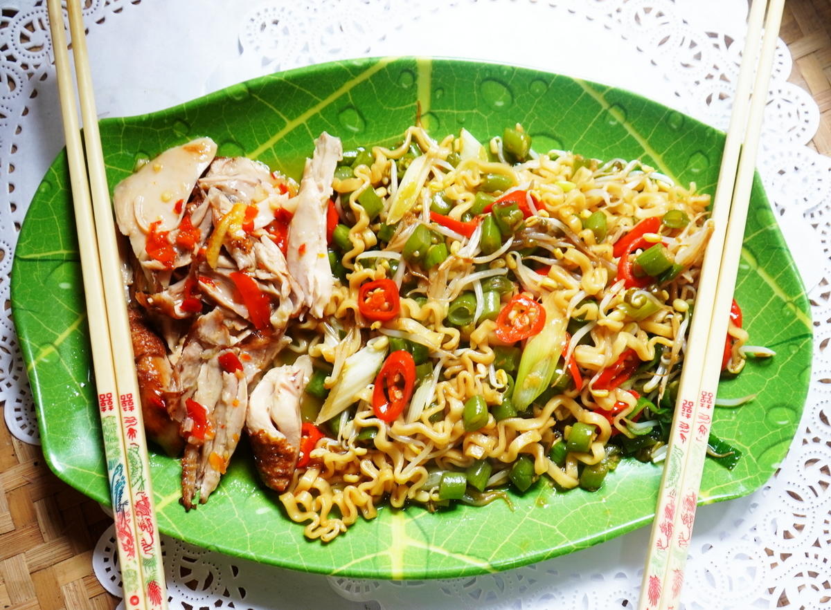 Thailändische gebratene Nudeln mit Huhn - Rezept - Bild Nr. 2