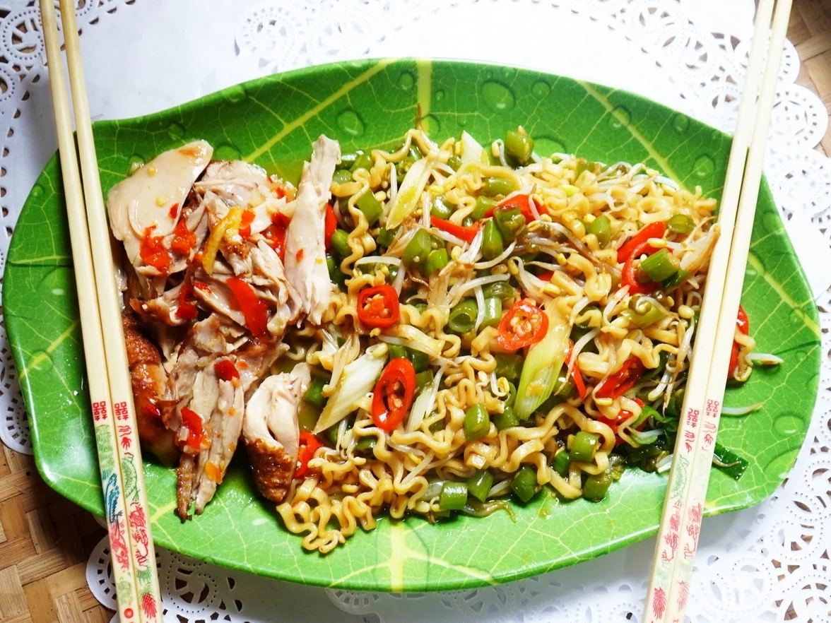 Thailändische gebratene Nudeln mit Huhn - Rezept - Bild Nr. 2