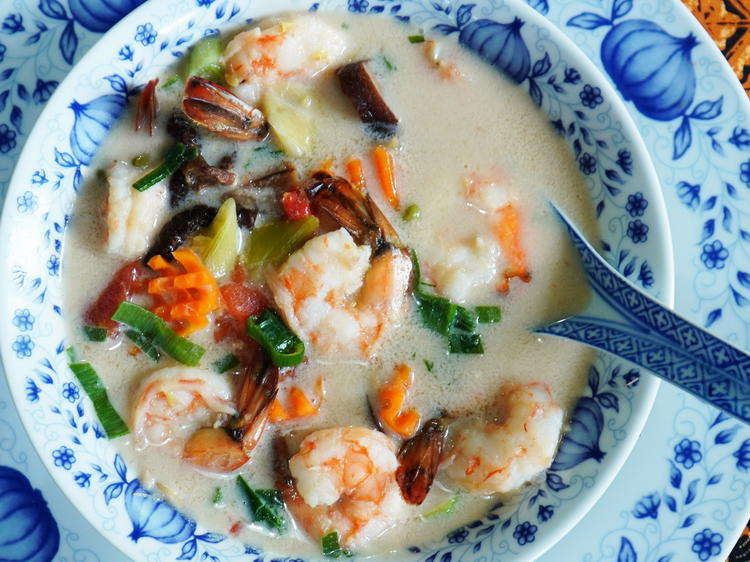Garnelensuppe mit Zitronengras und Pilzen - von Antareja