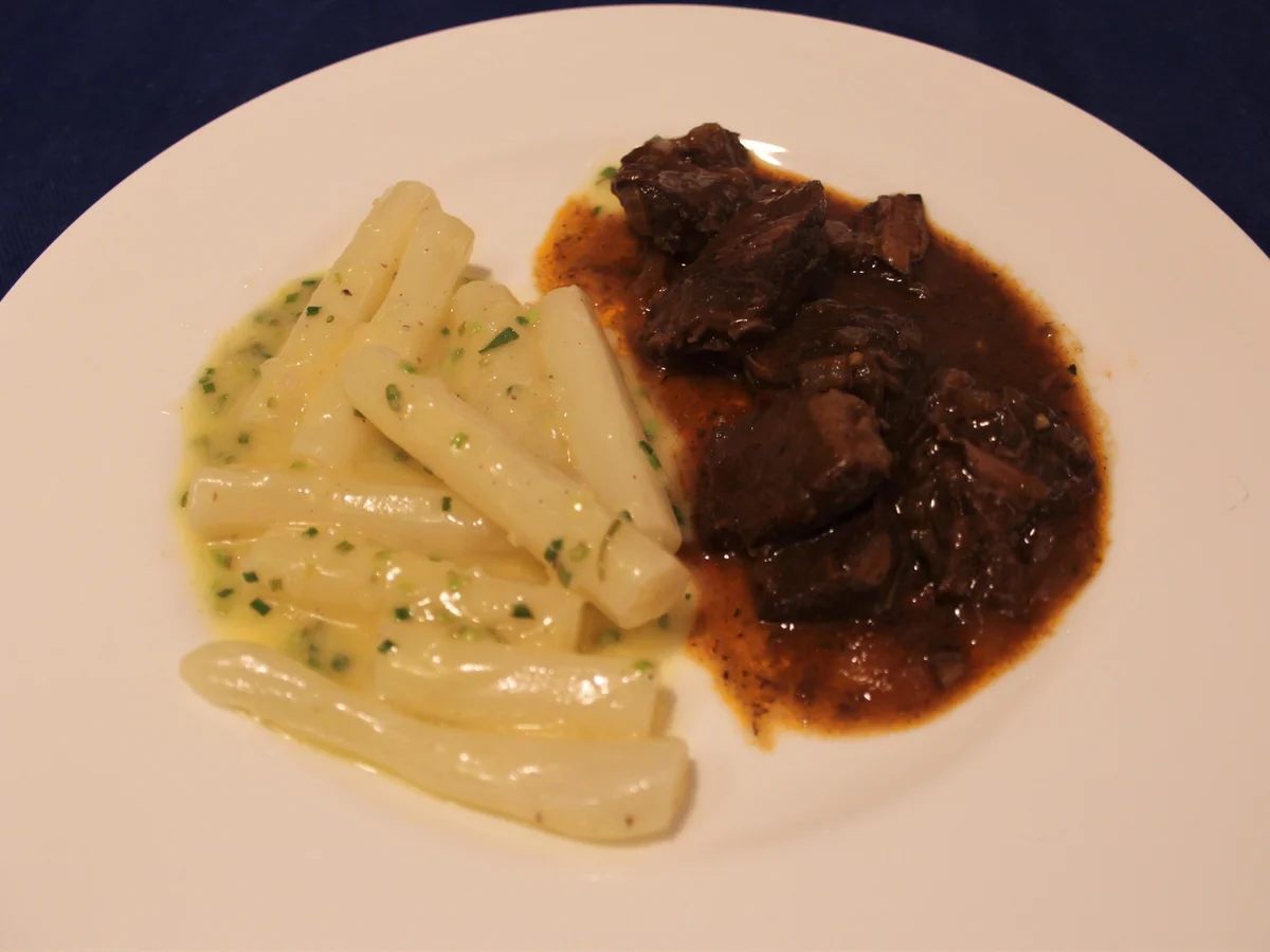 Rezept: Schwarzwurzeln, Beurre blanc, Gulasch Bild Nr. 6 Schwarzwurzeln, Beurre blanc, Gulasch - Rezept - Bild Nr. 6