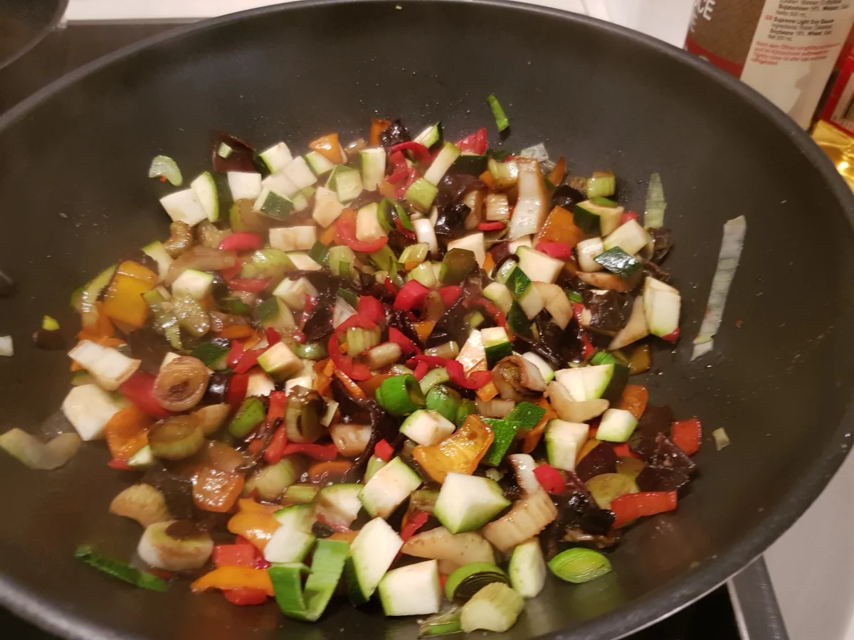 Crispy Garnelen mit Wok-Gemüse-Nudeln - Rezept - Bild Nr. 3