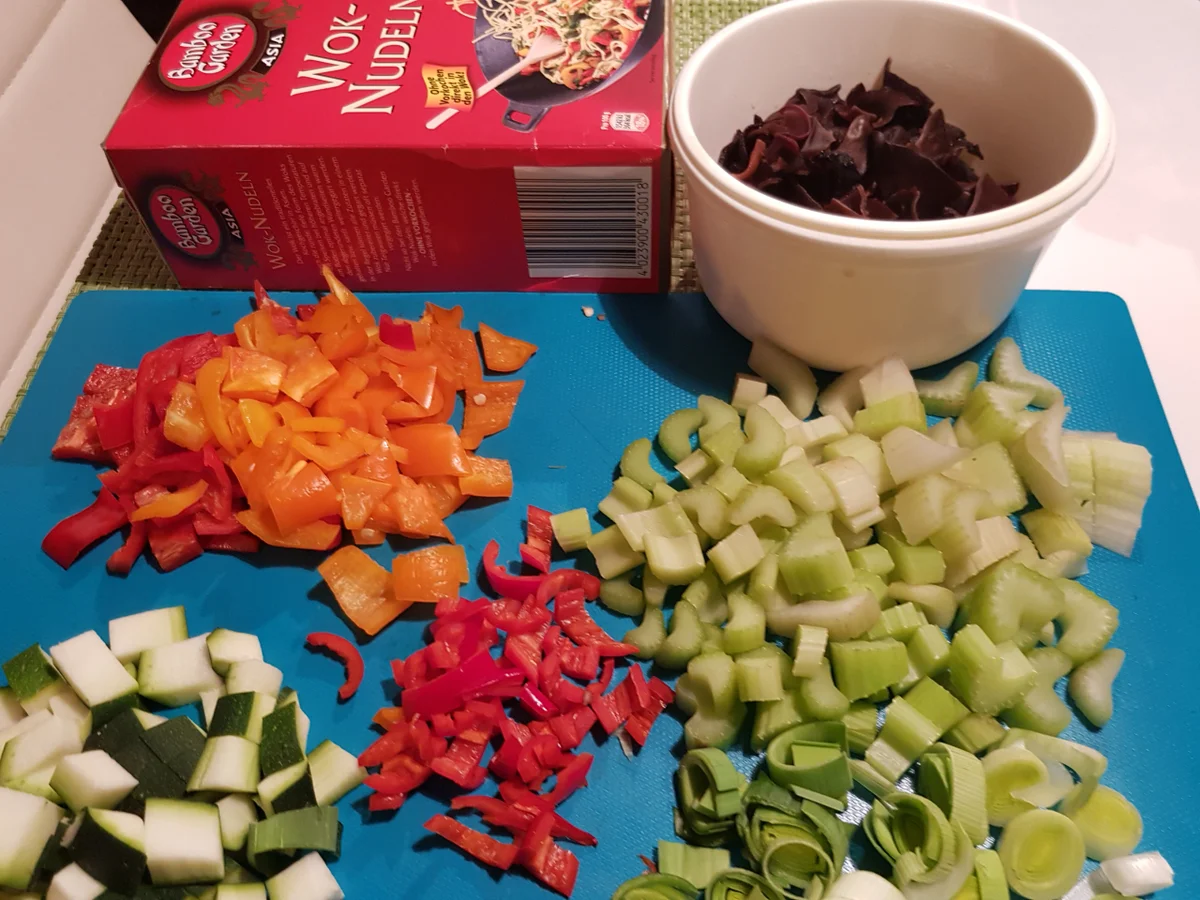 Crispy Garnelen mit Wok-Gemüse-Nudeln - Rezept - Bild Nr. 4