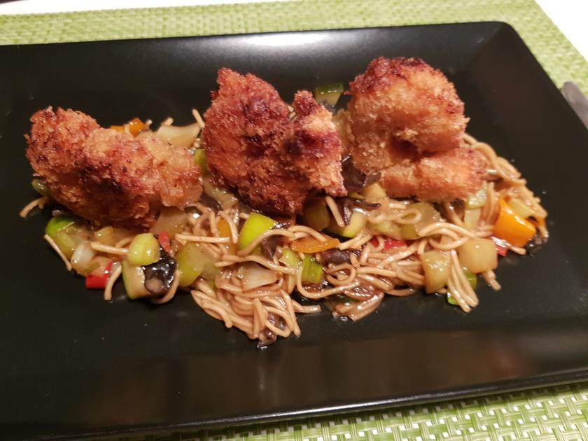 Crispy Garnelen mit Wok-Gemüse-Nudeln - Rezept - kochbar.de