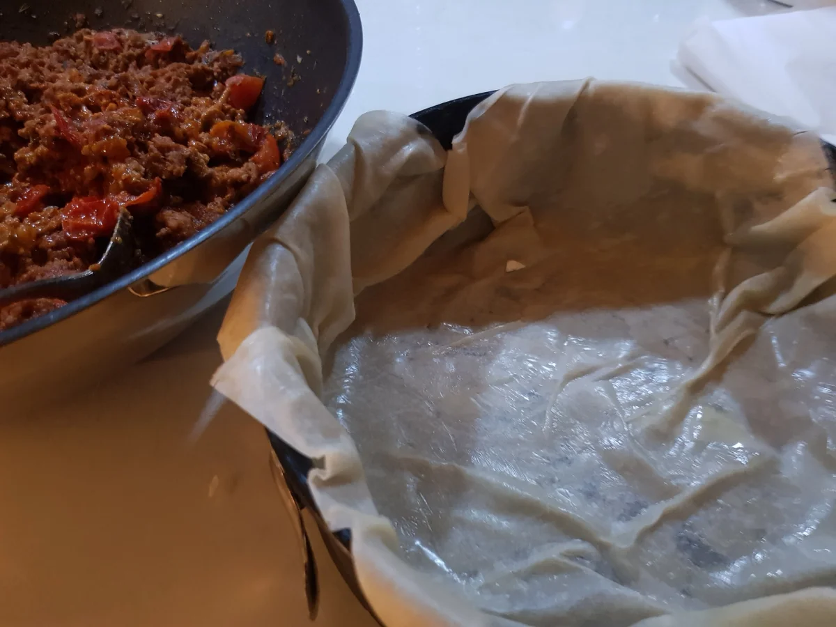 Filo-Tarte mit Hack, Feta und buntem Salat - Rezept - Bild Nr. 12232