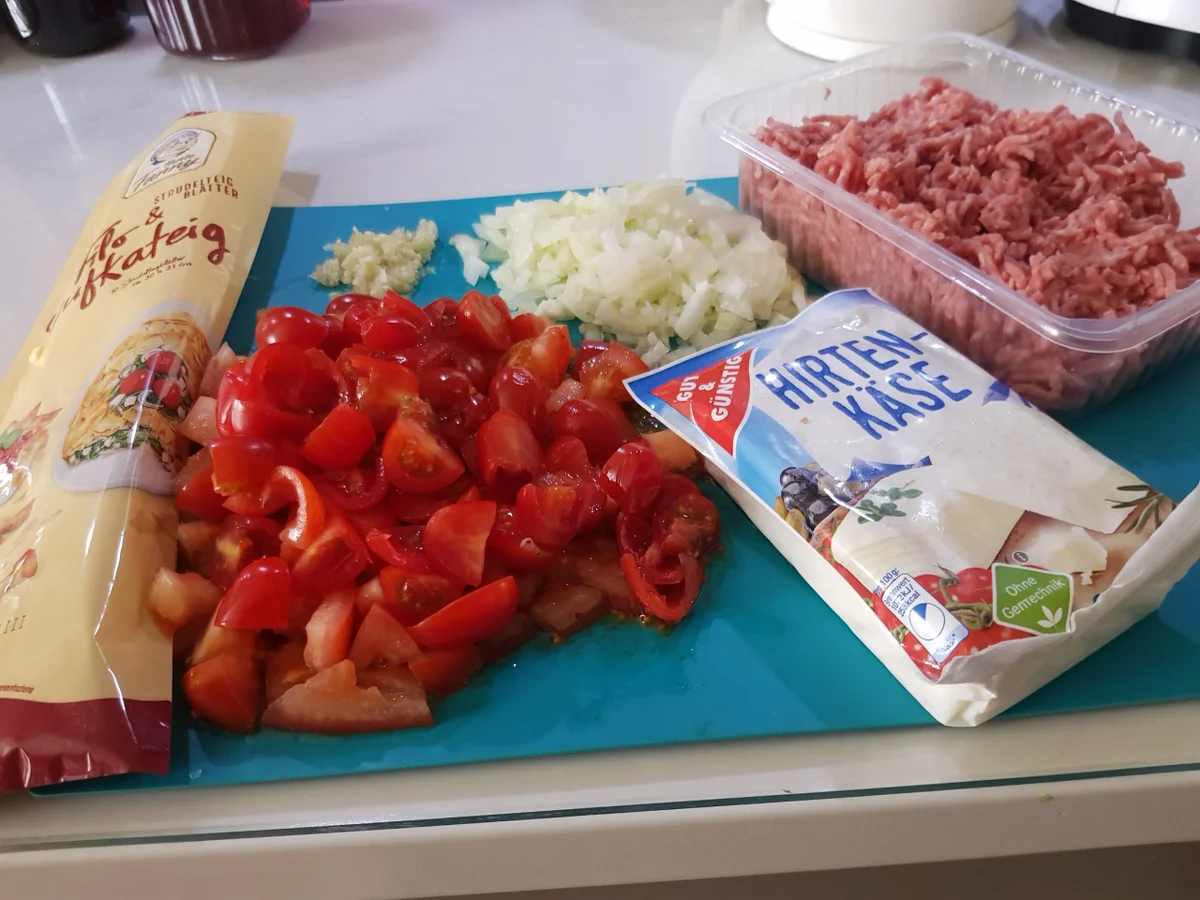 Filo-Tarte mit Hack, Feta und buntem Salat - Rezept - Bild Nr. 12240