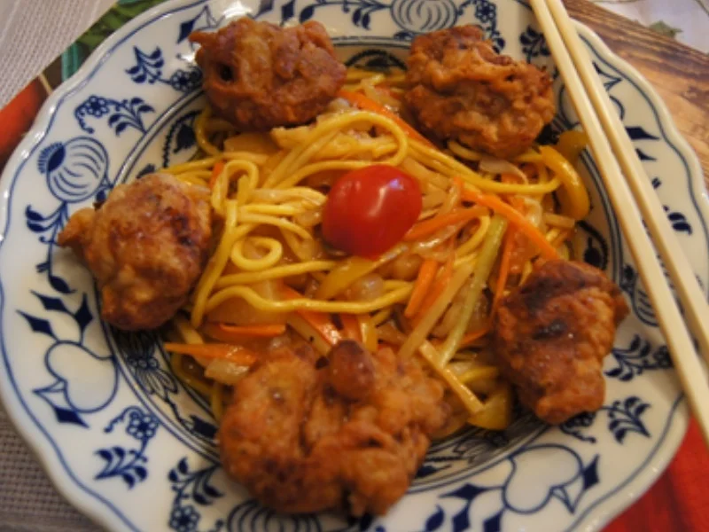 Doppelt gebackene Hähnchennuggets mit Bratnudeln süß-sauer - Rezept - Bild Nr. 2