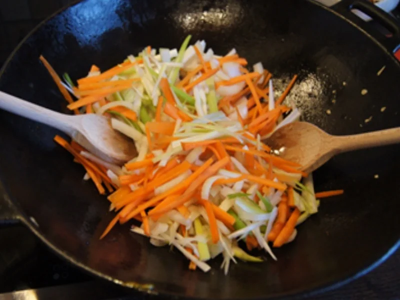 Doppelt gebackene Hähnchennuggets mit Bratnudeln süß-sauer - Rezept - Bild Nr. 22