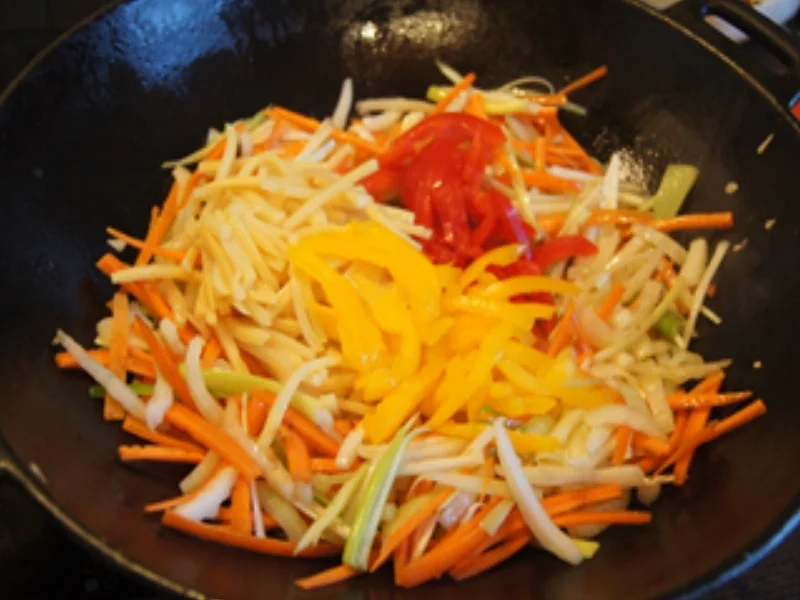 Doppelt gebackene Hähnchennuggets mit Bratnudeln süß-sauer - Rezept - Bild Nr. 23