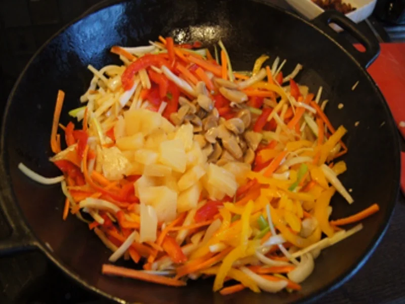 Doppelt gebackene Hähnchennuggets mit Bratnudeln süß-sauer - Rezept - Bild Nr. 24