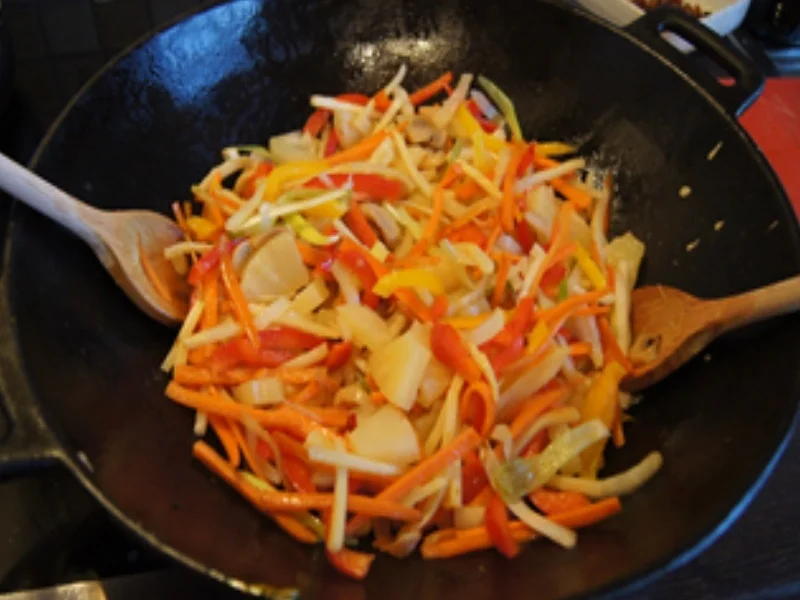 Doppelt gebackene Hähnchennuggets mit Bratnudeln süß-sauer - Rezept - Bild Nr. 25