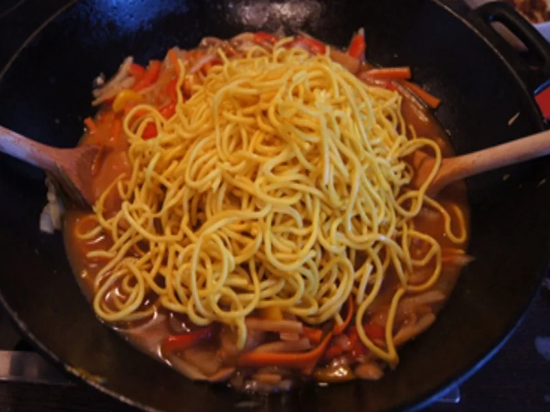 Doppelt gebackene Hähnchennuggets mit Bratnudeln süß-sauer - Rezept - Bild Nr. 28