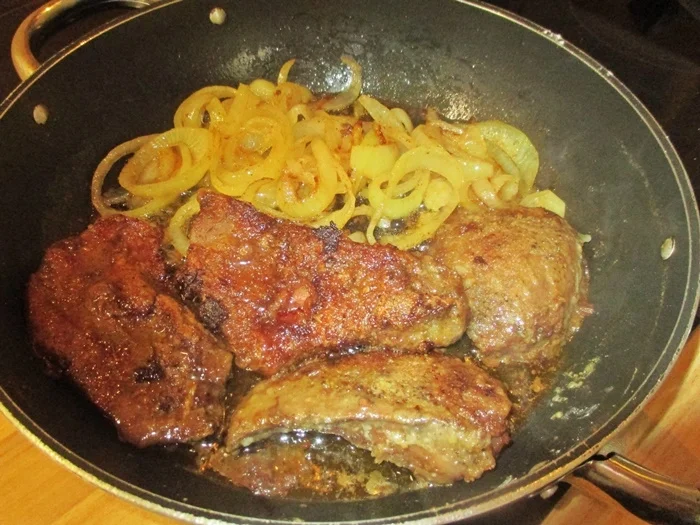 Rezept: Kalbsleber mit Zwiebeln Bild Nr. 3 Kalbsleber mit Zwiebeln - Rezept - Bild Nr. 3