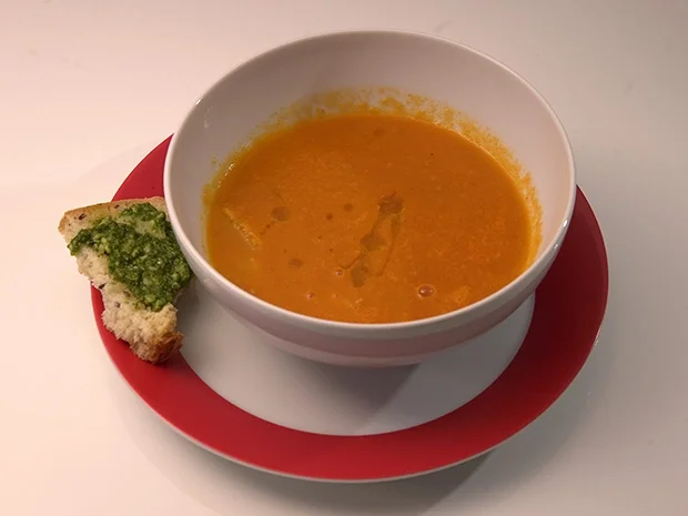 Tomatensuppe mit Orangenfilets, selbstgemachtem Brot und Basilikumpesto - Rezept - Bild Nr. 2