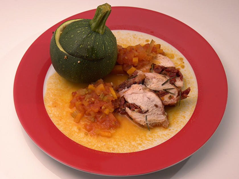 Mediterranes Hähnchen mit gefüllter Zucchini an Tomatensugo - von Das ...