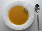 Kürbissuppe mit Garnelen hängend an Zitronengras - Rezept - Bild Nr. 2