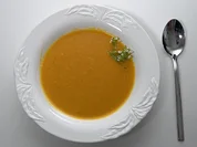 Kürbissuppe mit Garnelen hängend an Zitronengras - Rezept - Bild Nr. 2