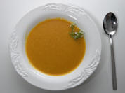 Kürbissuppe mit Garnelen hängend an Zitronengras - Rezept - Bild Nr. 2