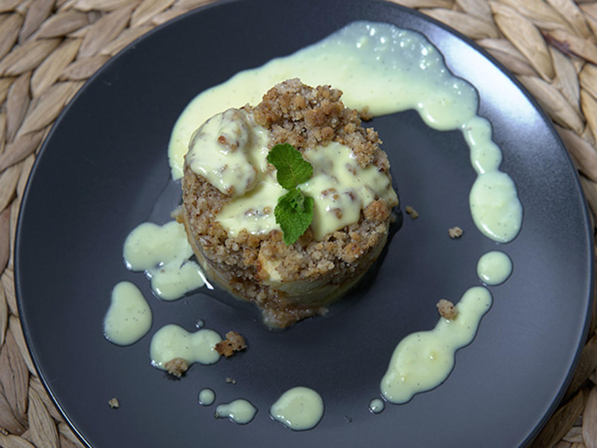 Apple Crumble mit cremiger Vanillesoße - Rezept - kochbar.de