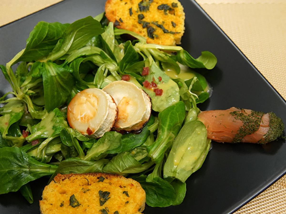 Ziegenkase Auf Feldsalat Mit Orangen Vinaigrette Dazu Lachs Und Orangen Ciabatta Rezept Kochbar De