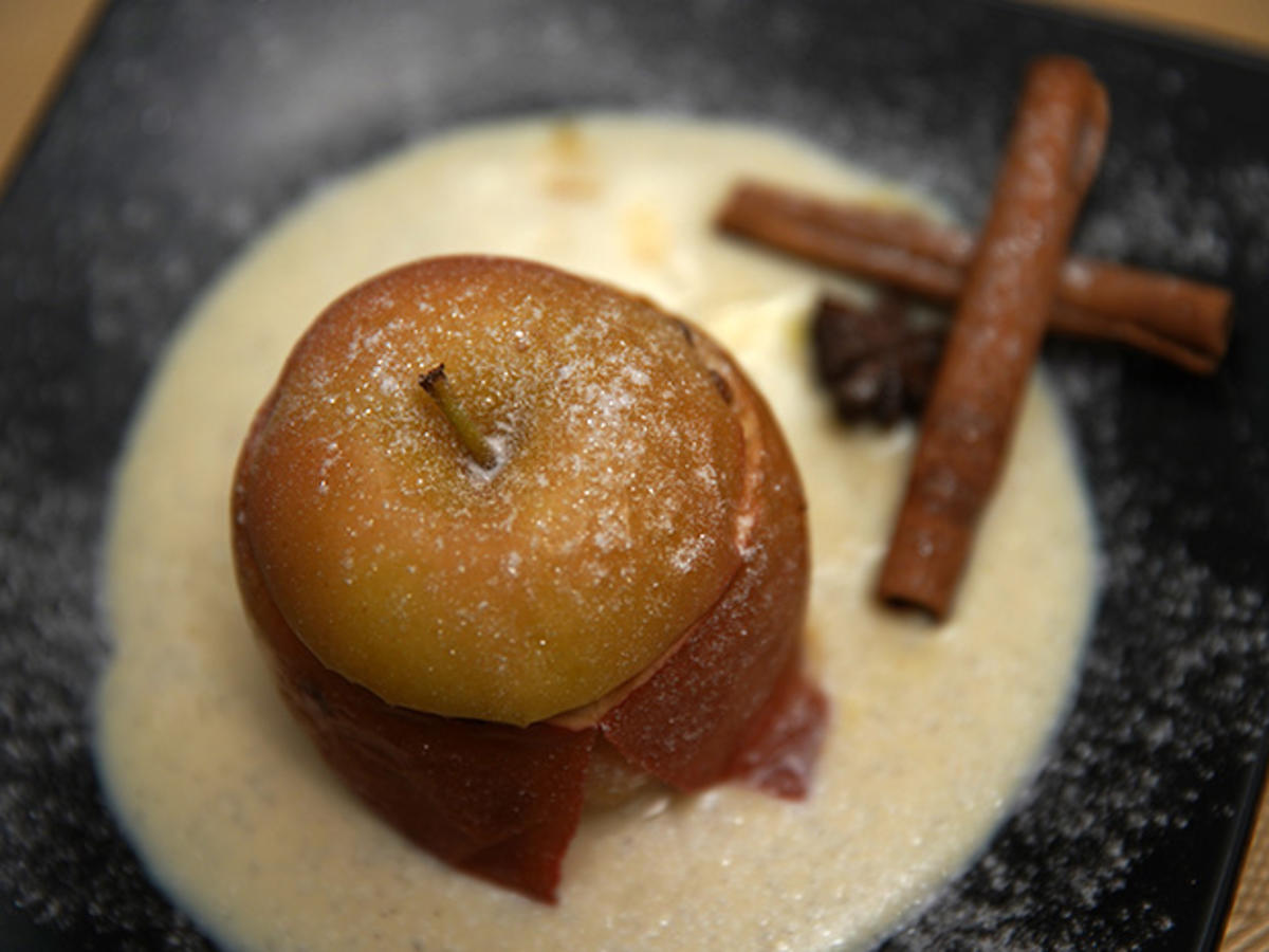 Bratapfel mit süßer Füllung auf Vanille-Spiegel - Rezept - Bild Nr. 3