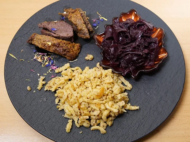 Rezept: Hirschrücken unter einer Pumpernickelkruste auf Portweinjus, Nussspätzle und Apfelrotkraut Bild Nr. 2 Hirschrücken unter einer Pumpernickelkruste auf Portweinjus, Nussspätzle und Apfelrotkraut - Rezept - Bild Nr. 2