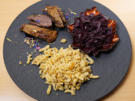 Hirschrücken unter einer Pumpernickelkruste auf Portweinjus, Nussspätzle und Apfelrotkraut - Rezept - Bild Nr. 2