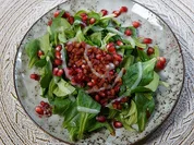 Feldsalat mit Granatapfelkernen und Speckwürfeln an Kartoffeldressing - Rezept - Bild Nr. 2