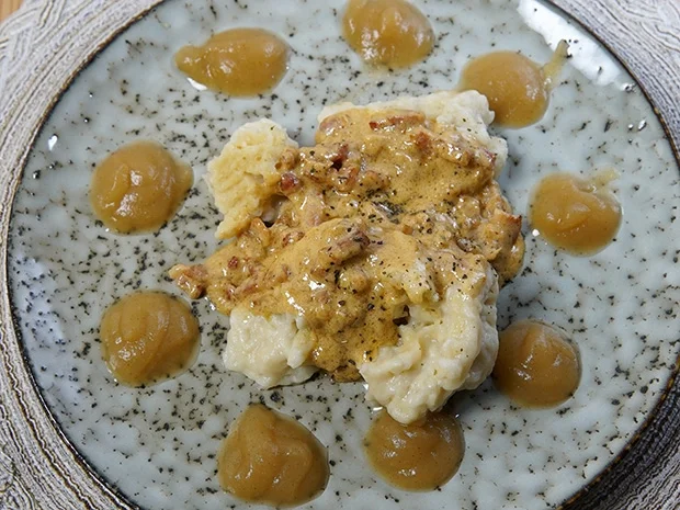 Rezept: Mehlknödel an Speckrahmsauce und hausgemachtem Apfelmus Bild Nr. 2 Mehlknödel an Speckrahmsauce und hausgemachtem Apfelmus - Rezept - Bild Nr. 2